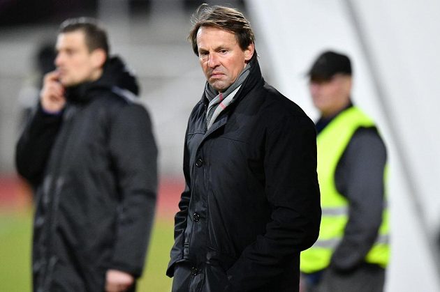 Trenér František Straka si horší začátek na lavičce Karviné ale představoval jen těžko, po pěti minutách jeho tým prohrával na Dukle 0:2.