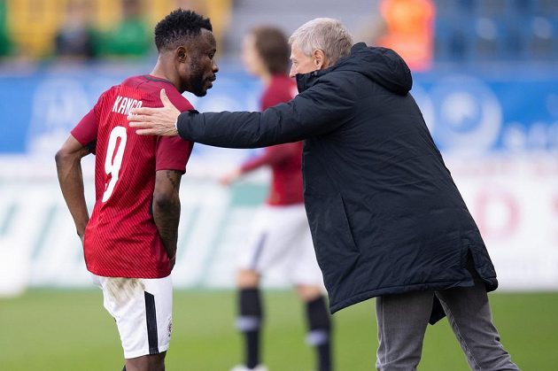 Guélor Kanga a trenér Sparty Praha Zdeněk Ščasný během utkání čtvrtfinále Mol Cupu v Teplicích.
