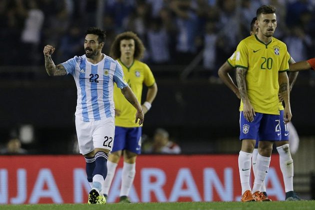Argentinský útočník Ezequiel Lavezzi (vlevo) v kvalifikačním zápase proti Brazílii.
