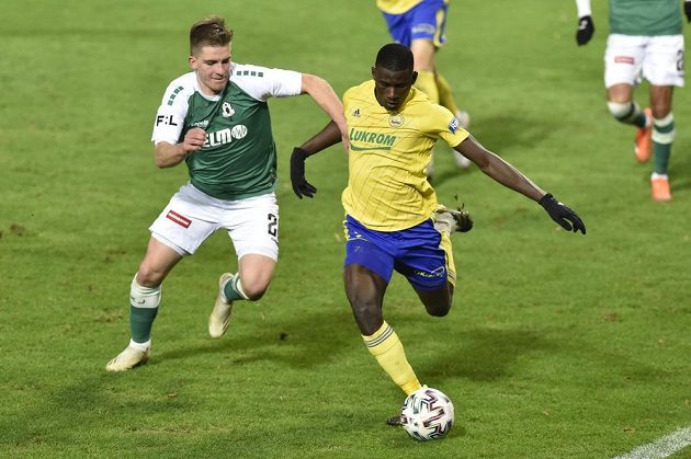 Zleva Libor Holík z Jablonce a Cheick Oumar Conde ze Zlína v utkání 10. ligového kola.