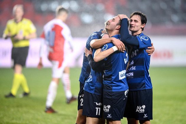 Fotbalisté Karlových Varů oslavují gól během utkání osmifinále MOL Cupu se Slavií.