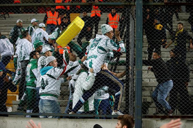Copa Libertadores přináší nejen fotbalové zážitky. Při utkání mezi Peňarolem a Palmeiras se porvali hráči na trávníku i fanoušci v hledišti.