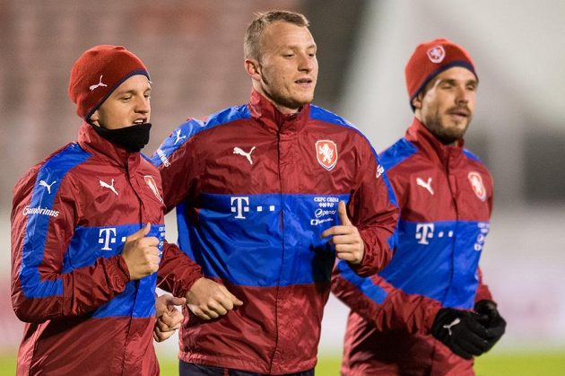 Čeští fotbalisté Jan Kopic (zleva), Michael Krmenčík a Filip Novák během tréninku fotbalové reprezentace před zápasy s Norskem a Dánskem.
