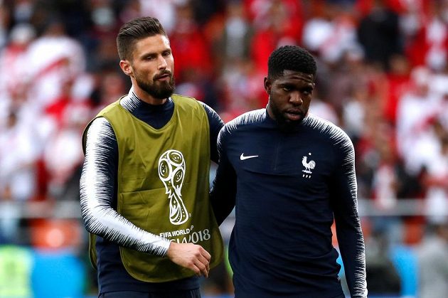 Francouzi Olivier Giroud (vlevo) a Samuel Umtiti při rozcvičení před zápasem s Peru.