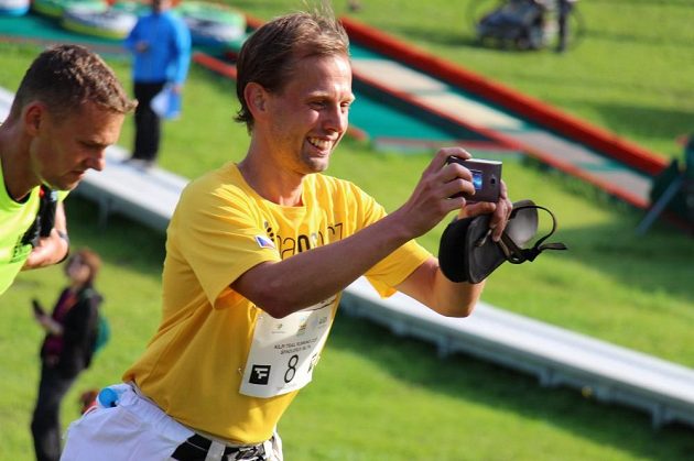 Z Tomáše se stává zuřivý reportér. Píše a fotí, kudy běží.