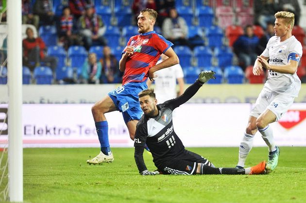 Zleva Tomáš Chorý dává vedoucí gól Plzně, přihlíží brankář Viktor Budinský a Václav Procházka, oba z Baníku Ostrava.
