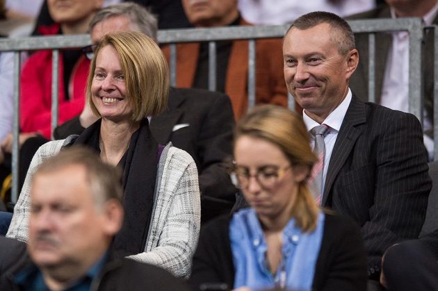 Tenisová legenda Helena Suková a její bratr Cyril Suk sledují finále Fed Cupu v Praze.