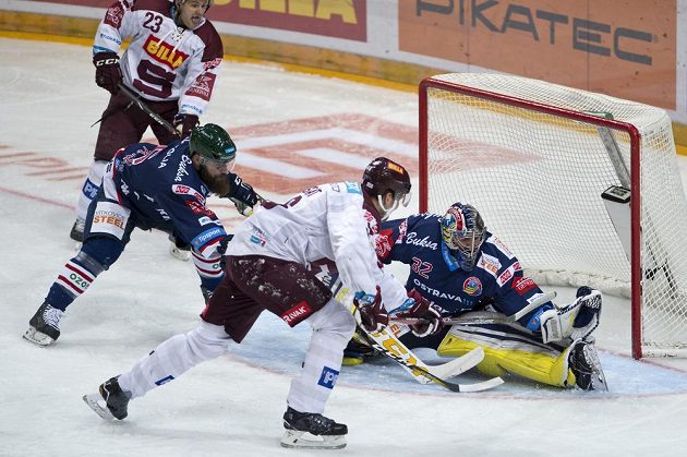 Brankář Vítkovic Patrik Bartošák řeší situaci před Petrem Kumstátem ze Sparty, vlevo dojíždí zadák Vítkovic Jan Výtisk.