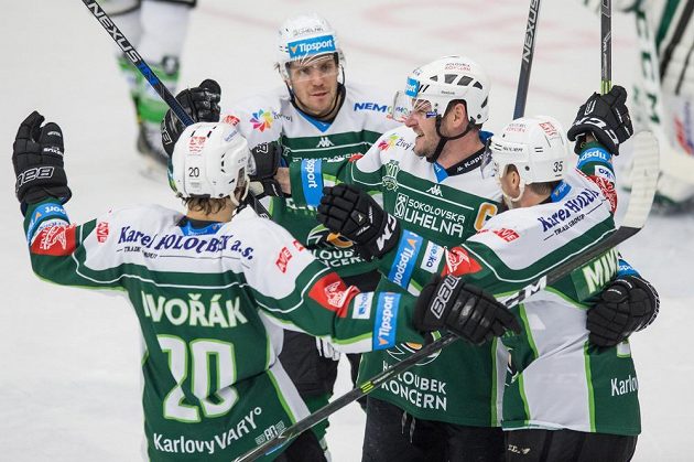 Karlovarští hokejisté slaví gól v Mladé Boleslavi, který vstřelil Václav Skuhravý (druhý zprava).