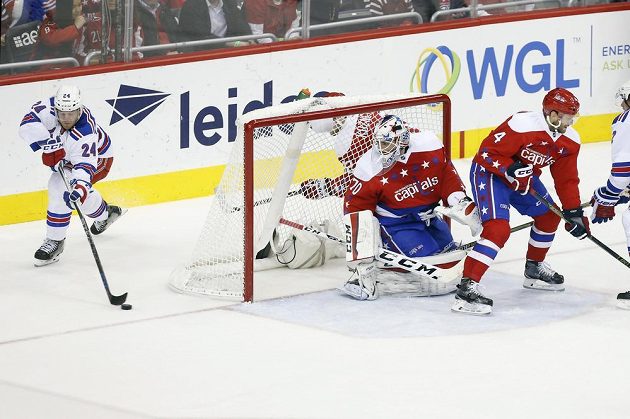 Forvard Oscar Lindberg (24) z New Yorku Rangers se snaží překonat brankáře Washingtonu Bradena Holtbyho (70) v zápase NHL.