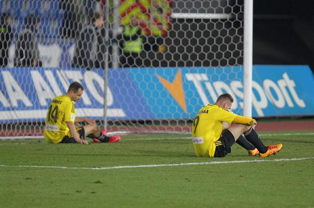 Karvinské zklamání v praxi. Jan Kalabiška a Jan Moravec po porážce s Baníkem Ostrava v utkání 15. kola HET ligy.