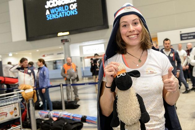 Snowboardistka Eva Samková během odletu na ZOH 2018 do jihokorejského Pchjongčchangu.