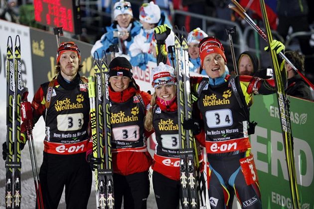 Biatlonisté zleva Jaroslav Soukup, Veronika Vítková, Gabriela Soukalová a Ondřej Moravec slaví fantastické třetí místo.