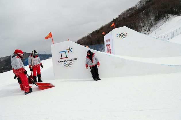 Nepojede se! Organizátoři nepustili kvůli silnému větru snowboardistky do nedělní kvalifikace slopestylu.