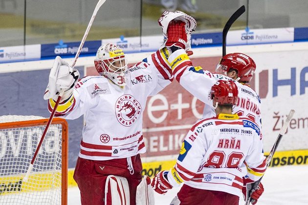 Třinečtí hokejisté oslavují výhru v Pardubicích. Zleva brankář Šimon Hrubec, útočník Erik Hrňa a obránce Marek Tročinský.