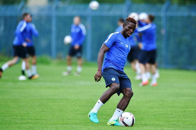 Ubong Ekpai na tréninku Slovanu Liberec před zápasem 2. kola Evropské ligy s týmem PAOK Soluň.