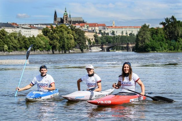 Čeští olympionici představili kolekci, zleva vodní slalomáři Jiří Prskavec, Amálie Hilgertová a Tereza Fišerová.