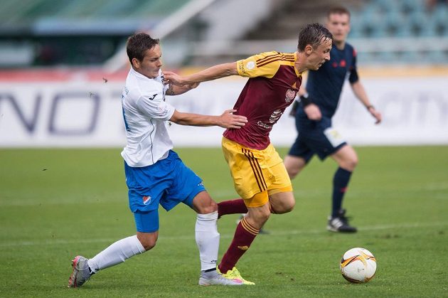 Daniel Holzer z Baníku (vlevo) se snaží zastavit záložníka Dukly Daniela Tetoura v utkání 6. kola Synot ligy.