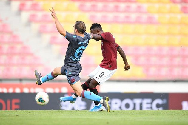 Sparťanský fotbalista Guélor Kanga střílí druhý gól Letenských v utkání 3. předkola Evropské ligy s tureckým Trabzonsporem.