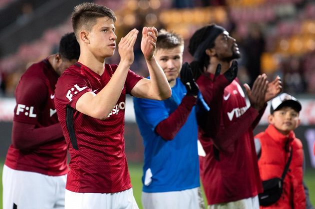 Adam Hložek ze Sparty Praha po utkání nadstavby Fortuna ligy ve skupině o titul s Libercem. Fanouškům děkují i další hráči Sparty.