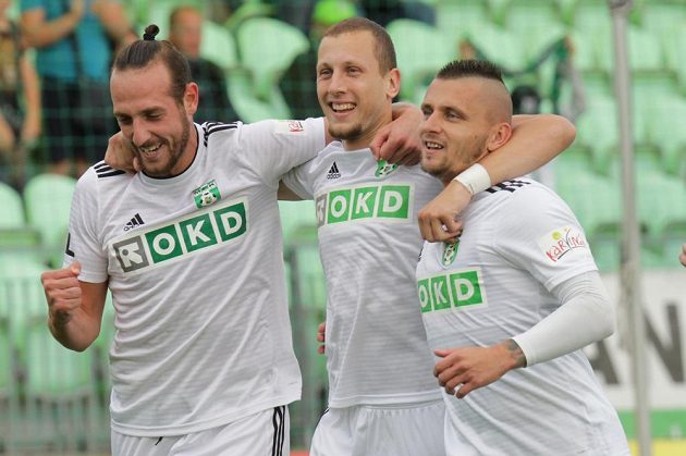Hráči Karviné se radují z úvodního gólu (zleva) Steven Petkov, střelec branky Milan Rundič a Matúš Čonka.