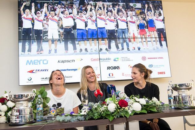 Vítězky Fed Cupu jsou doma! Zleva Barbora Strýcová, Petra Kvitová a Karolína Plíšková po návratu do Prahy.