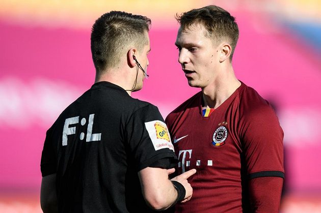 Rozhodčí Zbyněk Proske a Lukáš Juliš ze Sparty během utkání semifinále MOL Cupu.