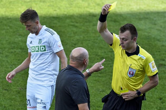 Hradec Králové coach Miroslav Koubek receives the yellow card from the head referee Ondřej Cieslar. 