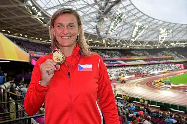 Barbora Špotáková se zlatou medaili na svém oblíbeném londýnském stadiónu.