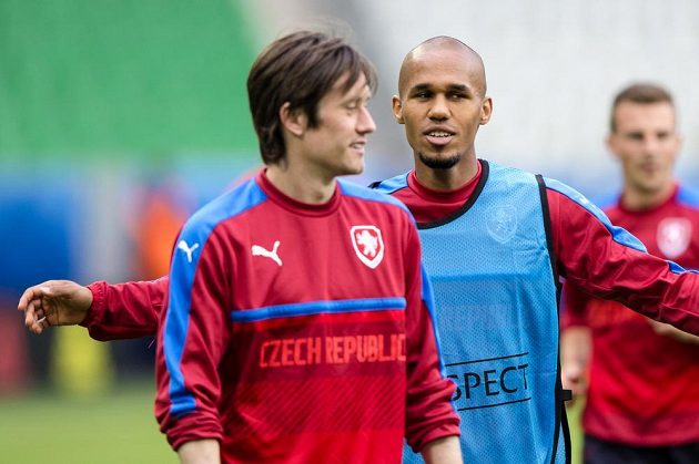 Čeští fotbalisté během tréninku na stadiónu v St. Étienne, kde se v pátek střetnou s Chorvaty. Na snímku jsou Tomáš Rosický (vlevo) a Theodor Gebre Selassie.