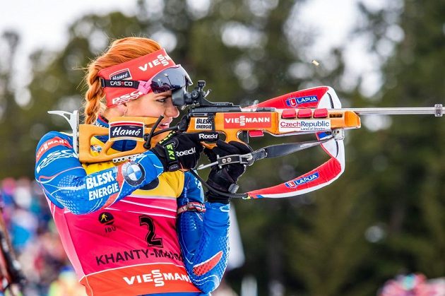 Česká biatlonistka Gabriela Soukalová při nástřelu před stíhacím závodem žen v ruském Chanty-Mansijsku.