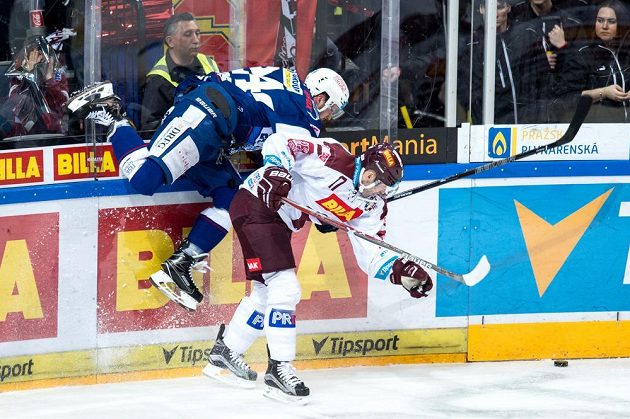 Jaroslav Hlinka ze Sparty a brněnský Michal Gulaši během druhého utkání čtvrtfinále Generali play off.