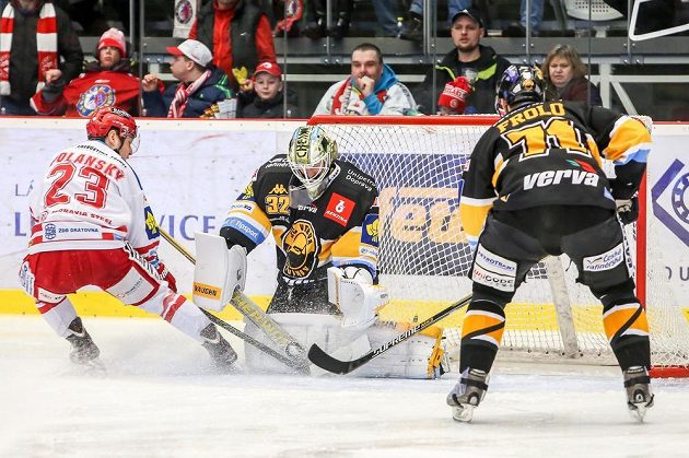 Zleva Jiří Polanský z Třince a brankář Jaroslav Janus a Tomáš Frolo z Litvínova.
