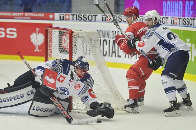 Zleva brankář Plzně Dominik Frodl, Cory Emmerton z Lausanne a Lukáš Kaňák z Plzně.