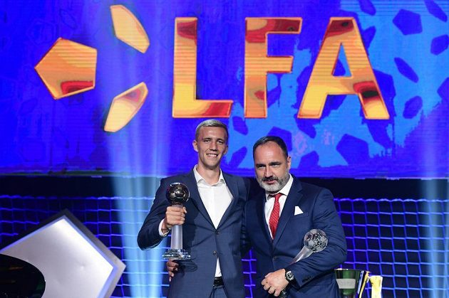 Vlevo záložník Slavie Tomáš Souček s cenou pro nejlepšího hráče sezony první fotbalové ligy a vpravo trenér Slavie Jindřich Trpišovský s cenou pro nejlepšího trenéra sezony.