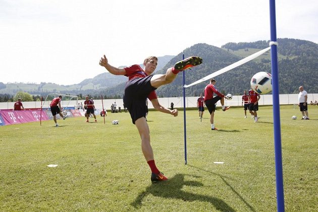 Bořekl Dočkal při nohejbalovém klání na tréninku české fotbalové reprezentace v Kranzachu.