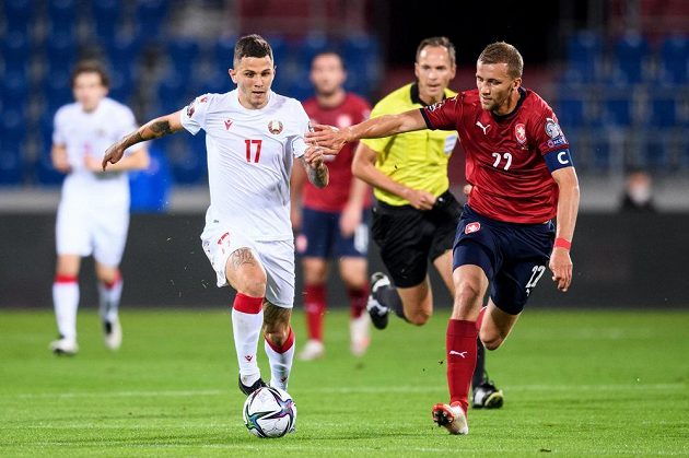 Vitali Lisakovič z Běloruska a Tomáš Souček během utkání kvalifikace MS 2022 v Ostravě.