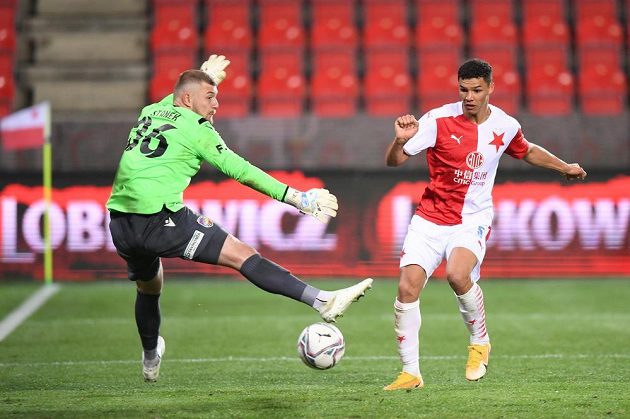 Fotbalista Slavie Alexander Bah (vpravo) překonává plzeňského gólmana Jindřicha Staňka.