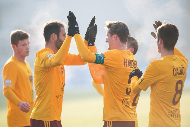Fotbalisté Dukly Néstor Albiach (vlevo) a Marek Hanousek oslavují první gól během utkání se Slováckem.