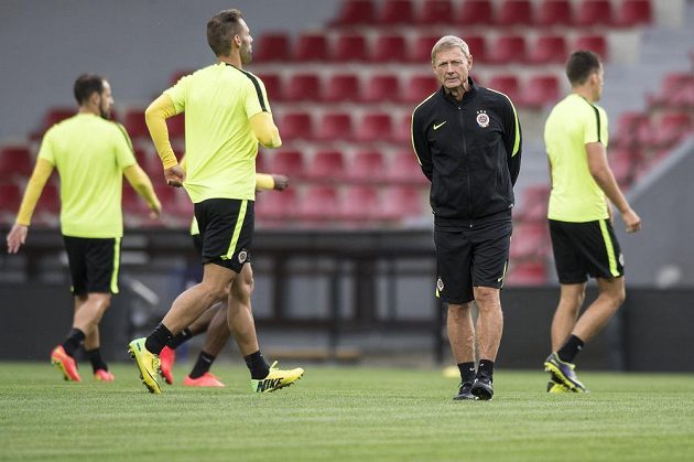 Trenér Sparty Praha Zdeněk Ščasný během tréninku před úvodním utkáním play off Evropské ligy s Thunem.