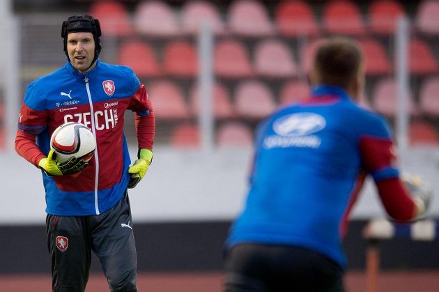 Brankáři Petr Čech a Tomáš Vaclík (zády) se chystají na závěrečné dva kvalifikační zápasy.