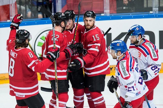 Kanadský útočník Ryan O´Reilly (čtvrtý zleva) slaví se spoluhráči gól proti Česku v přípravném utkání v O2 areně.