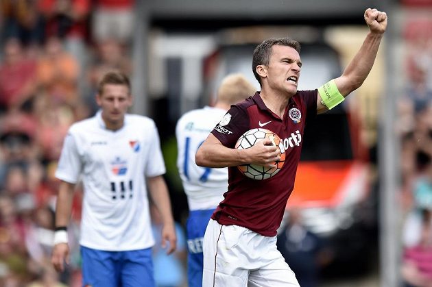 Sparťanský kapitán David Lafata se raduje z vyrovnávacího gólu proti Baníku Ostrava.