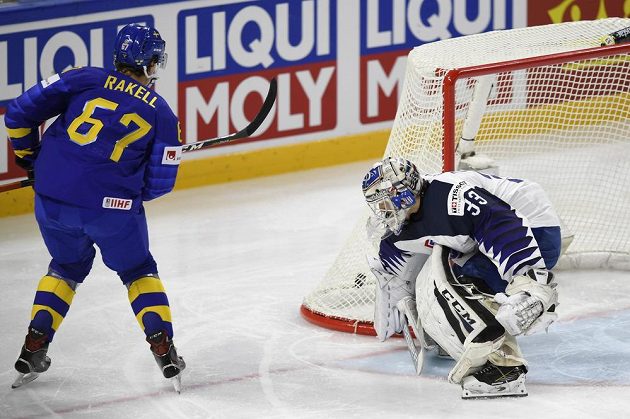 Rikard Rakell ze Švédska střílí první branku utkání s Francií na mistrovství světa.