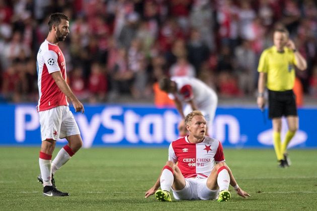 Zklamaní Mick van Buren (na zemi) a Josef Hušbauer ze Slavie po vyřazení v play off Ligy mistrů.