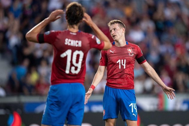Český záložník Jakub Jankto (vpravo) vedle Patrika Schicka během utkání kvalifikace ME 2020 s Bulharskem v Praze na Letné.