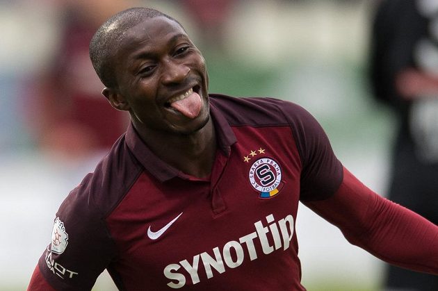 Sparťanský fotbalista Kehinde Fatai oslavuje gól na 2:0 během utkání v Příbrami.