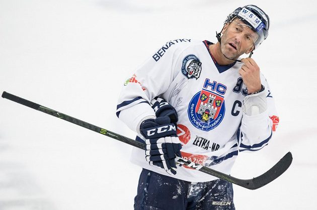 Petr Nedvěd jako kapitán týmu Benátek nad Jizerou během utkání WSM ligy proti Kladnu, v němž se rozloučil s hokejovou kariérou.