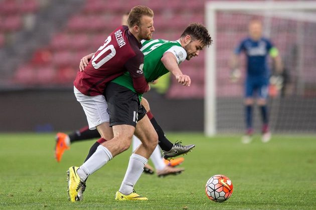 David Březina (vlevo) ze Sparty a Tomáš Wágner z Jablonce během semifinále MOL Cupu.