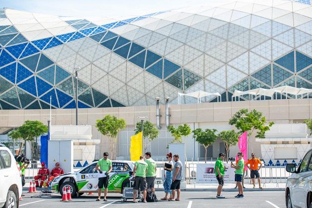 Škoda Fabia R5 Vojtěch Štajfa před Lusail Arenou, kde se hrálo mistrovství světa v házené 2015 a zázemí zde během víkendu našla Katarská rallye.